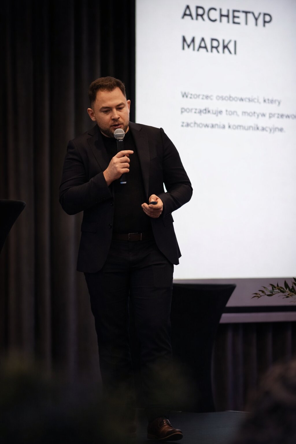 Daniel Dyko podczas wystąpienia na scenie